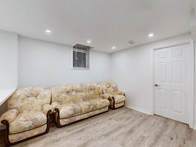 719 Shanahan Blvd — Photo 6