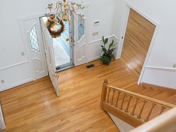 5th image of 110 Hall St