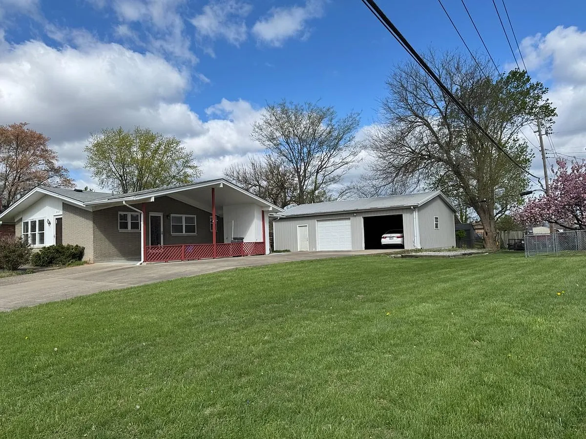 Unit Photo - 663 Redwood Dr