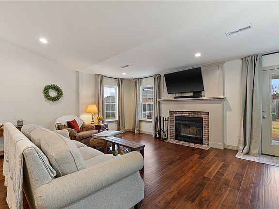 5th image of 681 Edens Ct