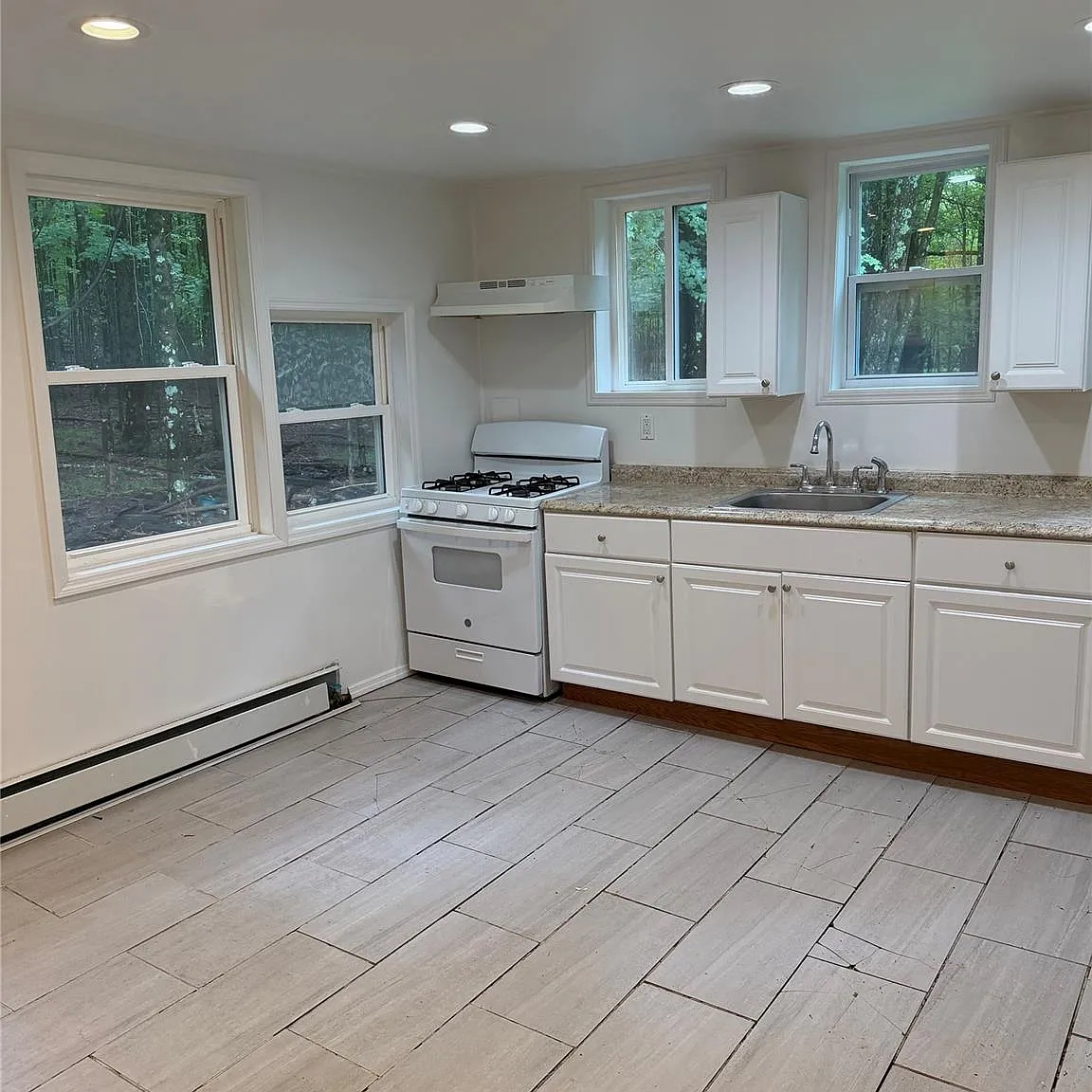 3 bed, 1.0 bath, 1025 sqft, $2,000 — Photo 2