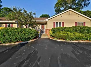 31 Wenwood Dr, Hauppauge, NY 11788