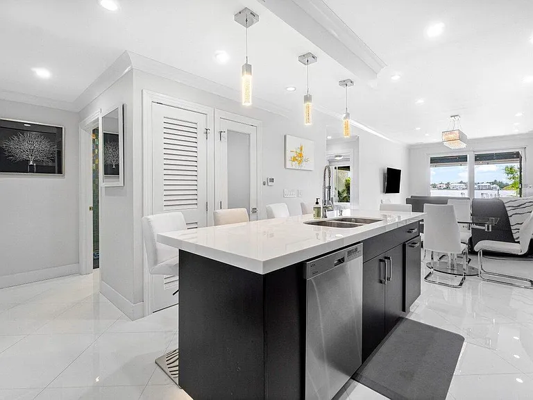 324 N Lake Dr — Photo 15
