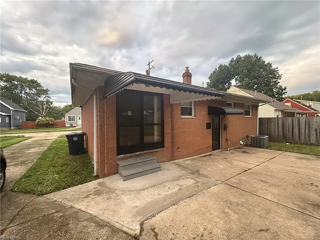 Welcome to this beautifully updated single-family home offering the perfect blend of comfort and convenience. — photo 4
