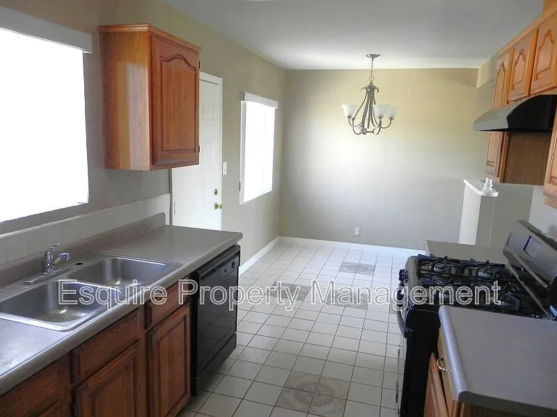 3 bed, 2.0 bath, 1071 sqft, $3,295 — Photo 2