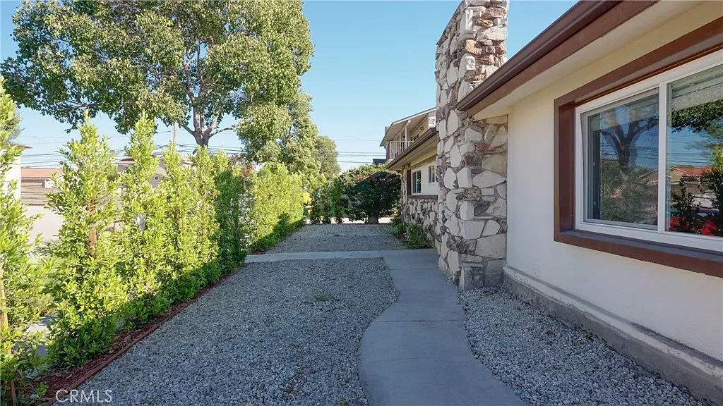 3 bed, 1350 sqft, $3,595 — Photo 4