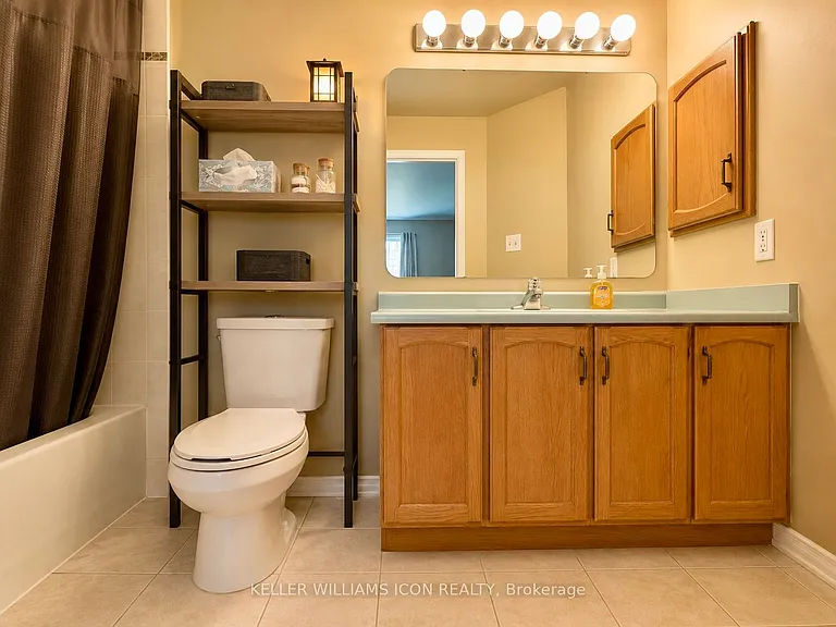 40 Thornbury Cres — Photo 12