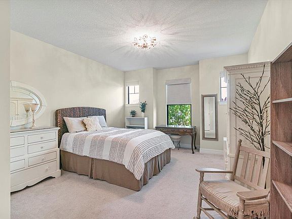 5th image of 724 SE Villandry Way
