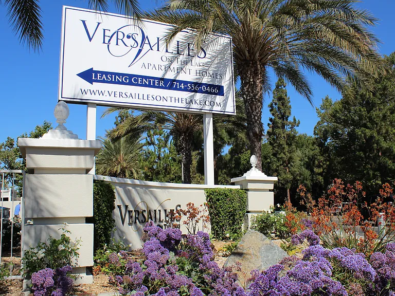 Versailles on the Lake Apartments — Photo 41