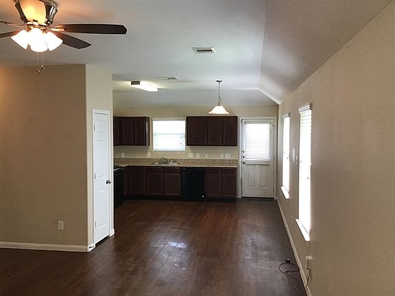 3rd image of 8727 Doskocil Dr