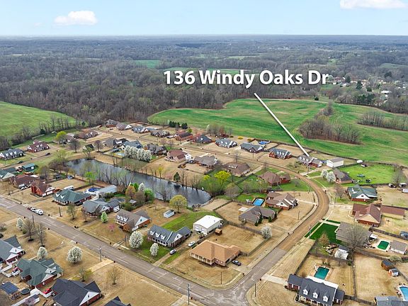 3rd image of 136 Windy Oaks Dr