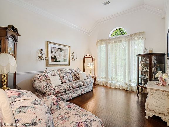5th image of 7 Tiffany Ln
