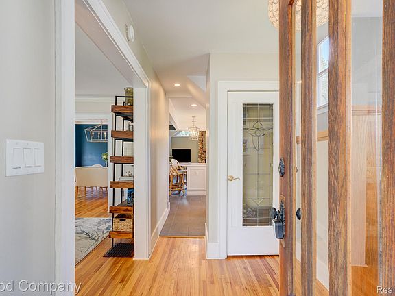 3rd image of 308 E Lawrence Ave