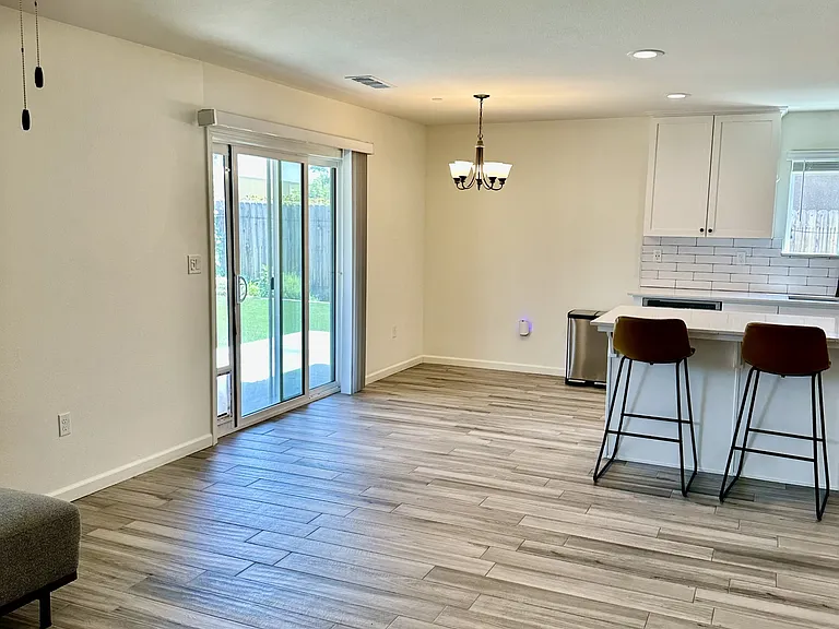 677 Country Pl — Photo 12