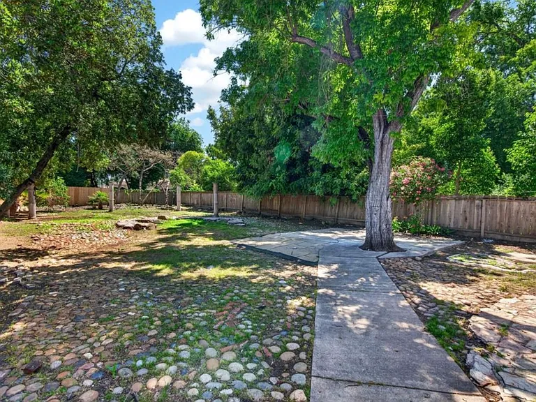 1220 Douglas Rd — Photo 12