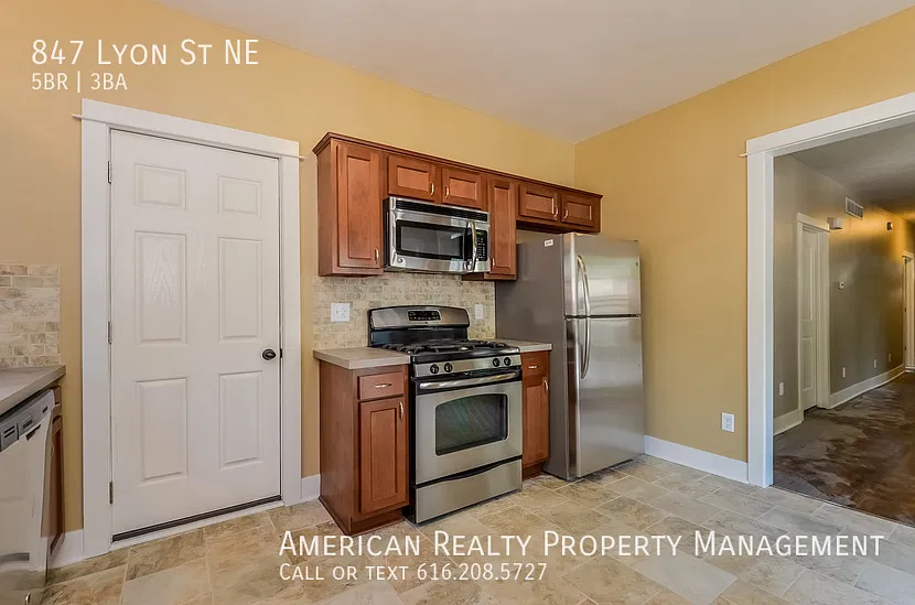5 bed, 2.5 bath, 1770 sqft, $3,200 — Photo 3