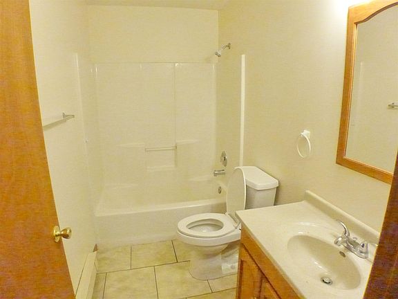 upstairs full bath between bedrooms