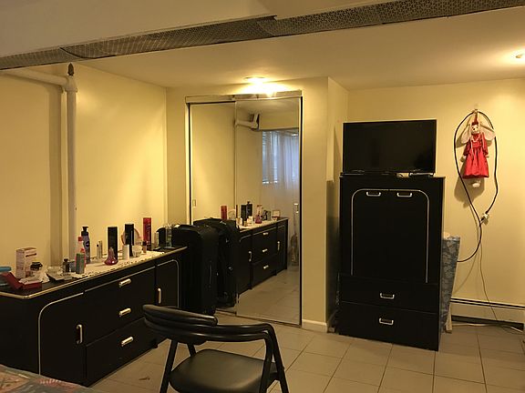 4th image of 2819 Hobart St #1