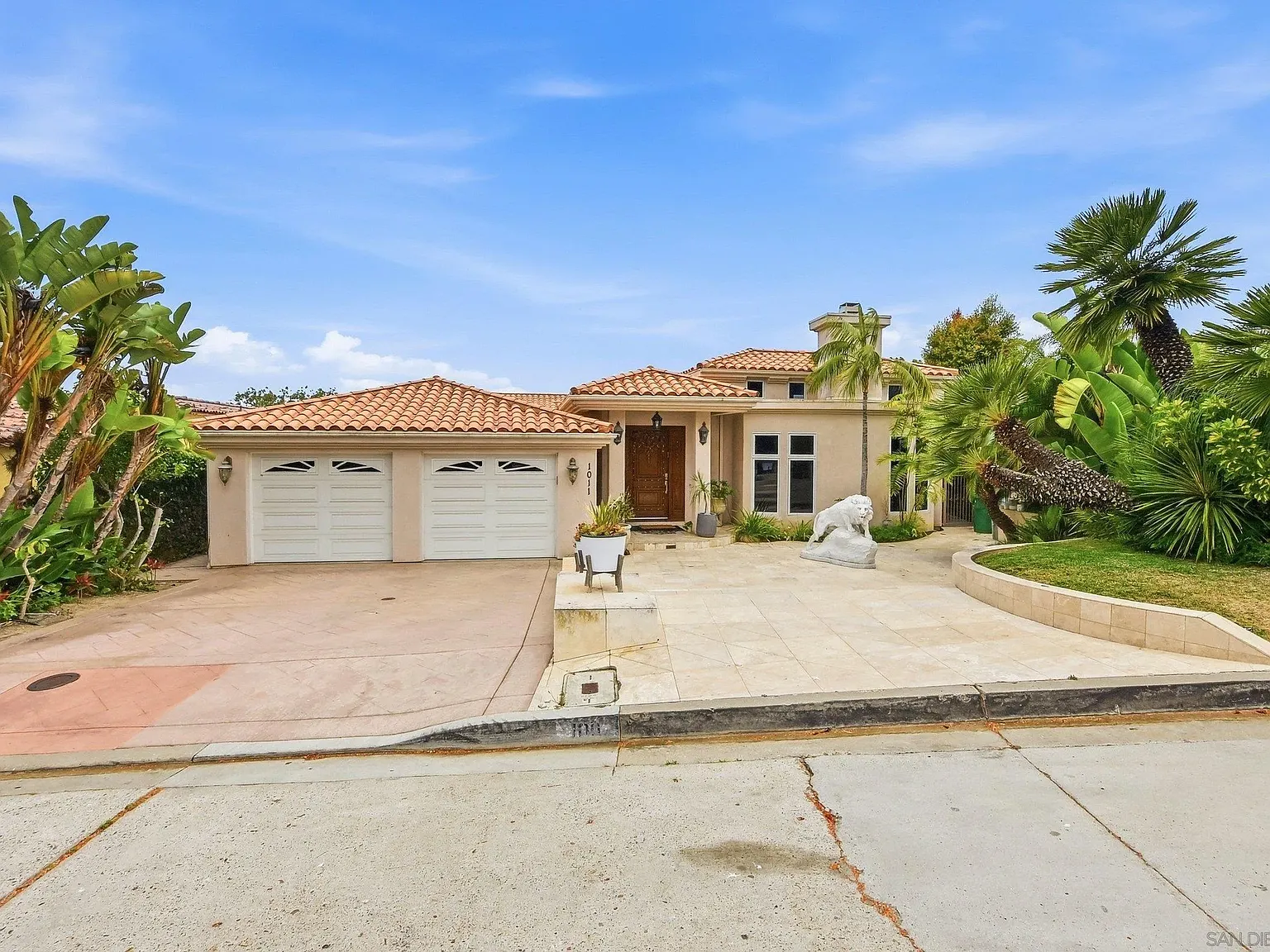 5 bed, 5.5 bath, 5790 sqft, $15,700 — Photo 2