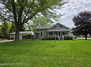 1105 S Swegles St, Saint Johns, MI 48879