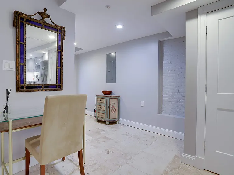 327 E Capitol St SE #B — Photo 10