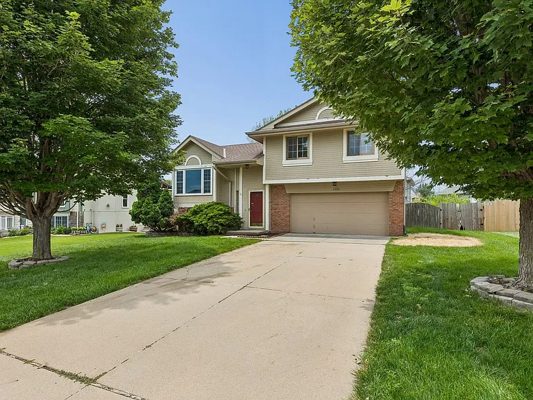 2402 King Dr — Photo 2