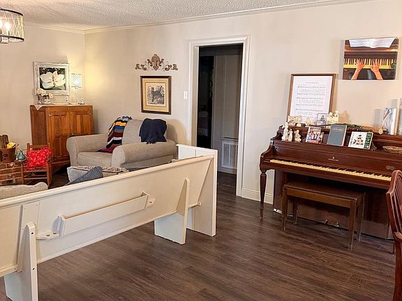 5th image of 505 Arlington Pl