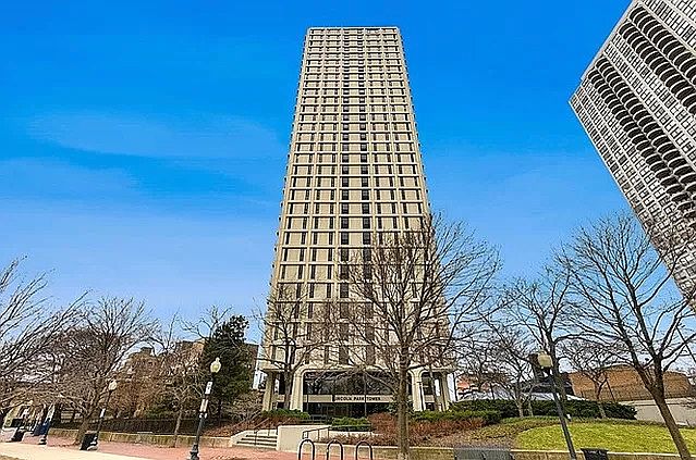 1st image of 1960 N Lincoln Ave #905