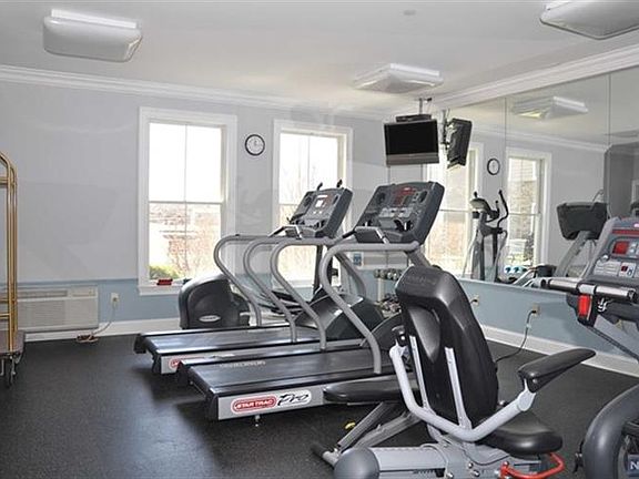5th image of 5 Tenakill Park Dr #323-3W