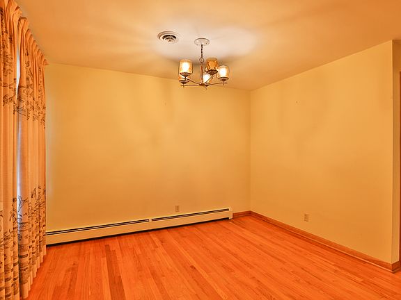 3rd image of 439 W 56th Pl