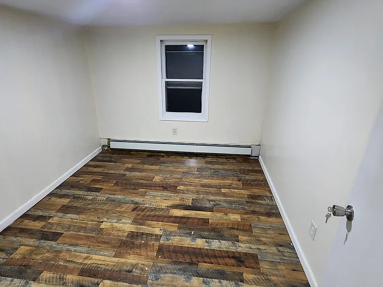 324 E Market St — Photo 9