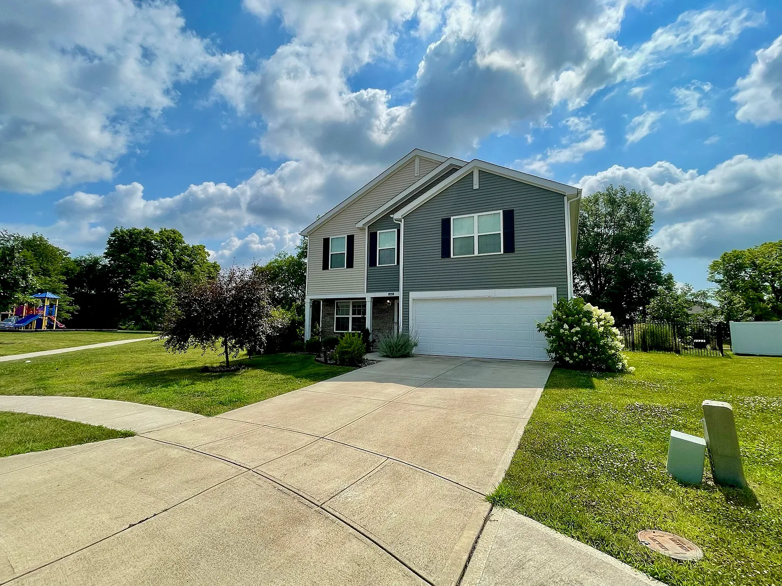 3 bed, 2.5 bath, 2206 sqft, $2,375 — Photo 3