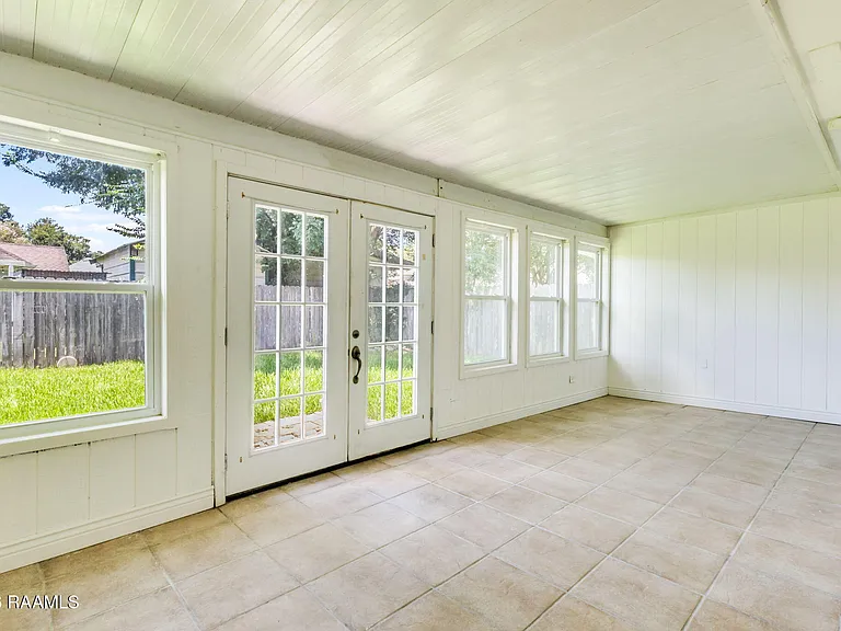115 Tulip Tree Ln — Photo 17