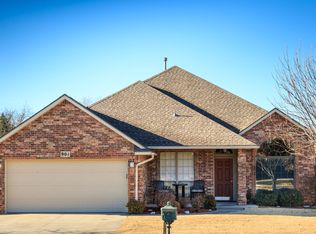 901 Oak Creek Dr, Moore, OK 73160