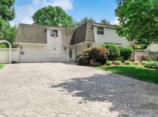 17 Sundial Ln, Bellport, NY 11713
