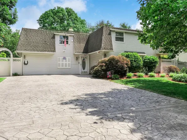 17 Sundial Lane, Bellport, NY 11713