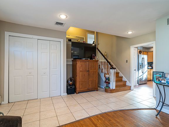 5th image of 1046 Sunset Dr