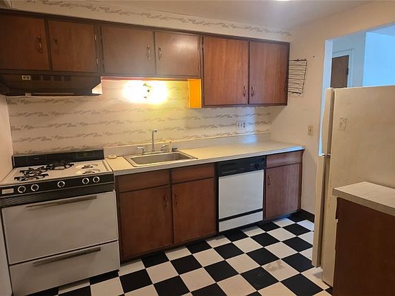 3rd image of 10 Wayne Ter APT 21
