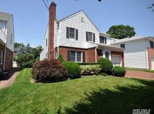 107 Muirfield Rd, Rockville Centre, NY 11570