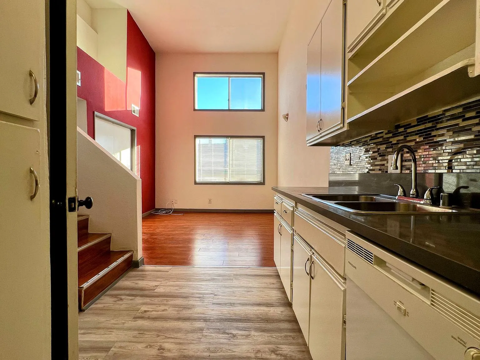 3 bed, 1100 sqft, $3,195 — Photo 3