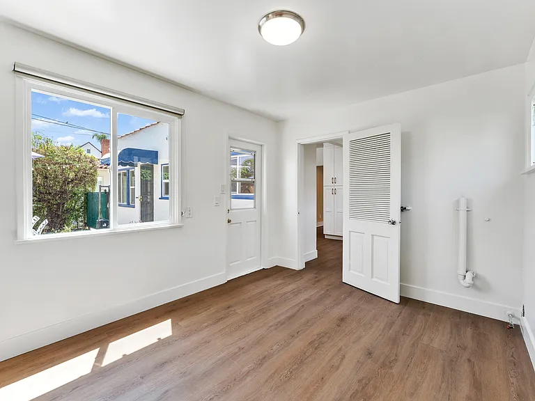 1039 W Roses Rd — Photo 13