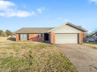 2305 W Newton Pl, Tulsa, OK 74127