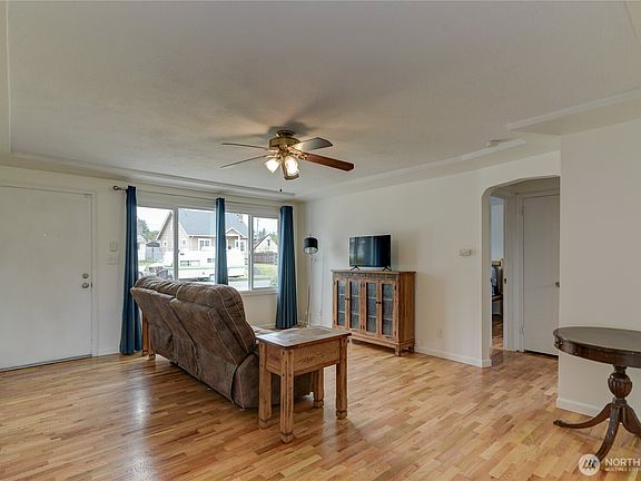 3rd image of 4637 N Visscher Street