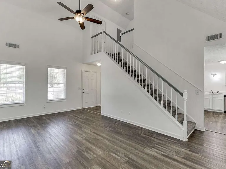 932 Clayton St — Photo 5