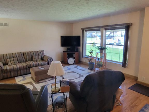 3rd image of 102 Mayfield Dr