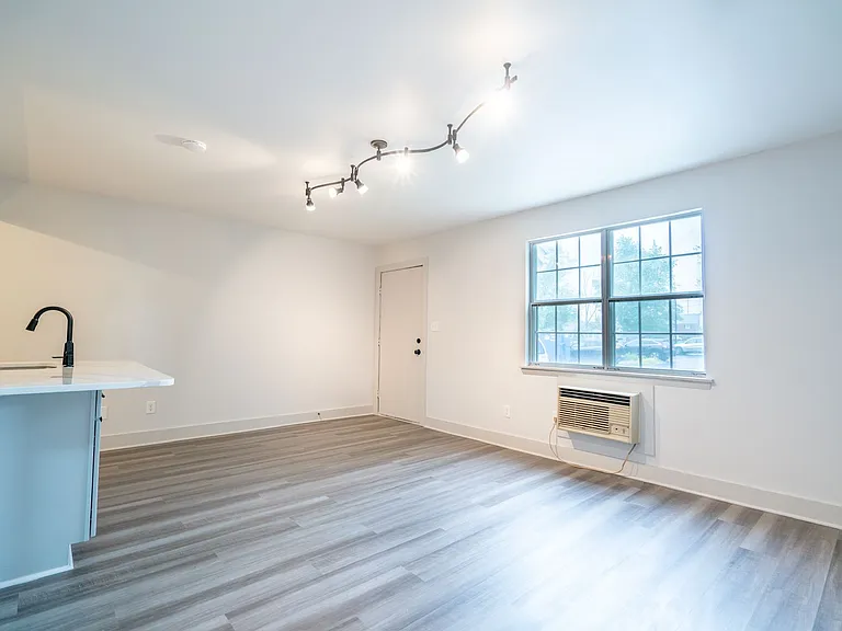 West Gate Apartments — Photo 5
