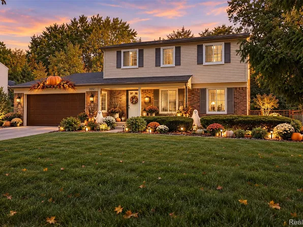 2032 Kristin Dr, Troy, MI 48084