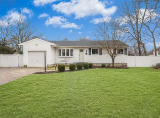 211 Newburgh Ave, Medford, NY 11763