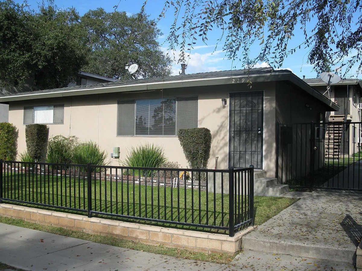 2 bed, 900 sqft, $2,400 — Photo 1