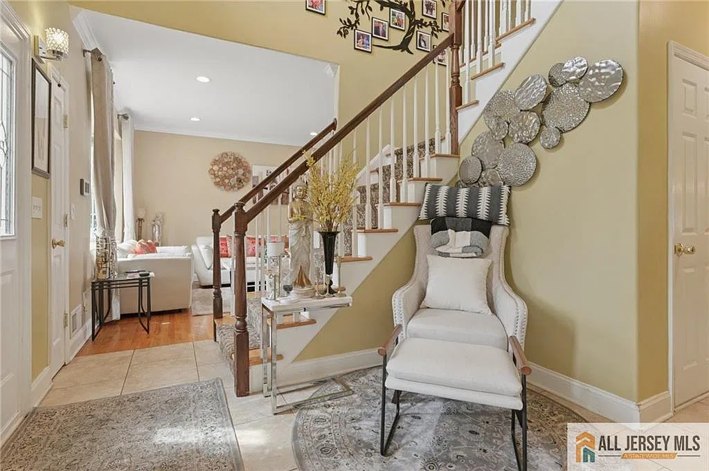 4 bed, 2.5 bath, $5,500 — Photo 2